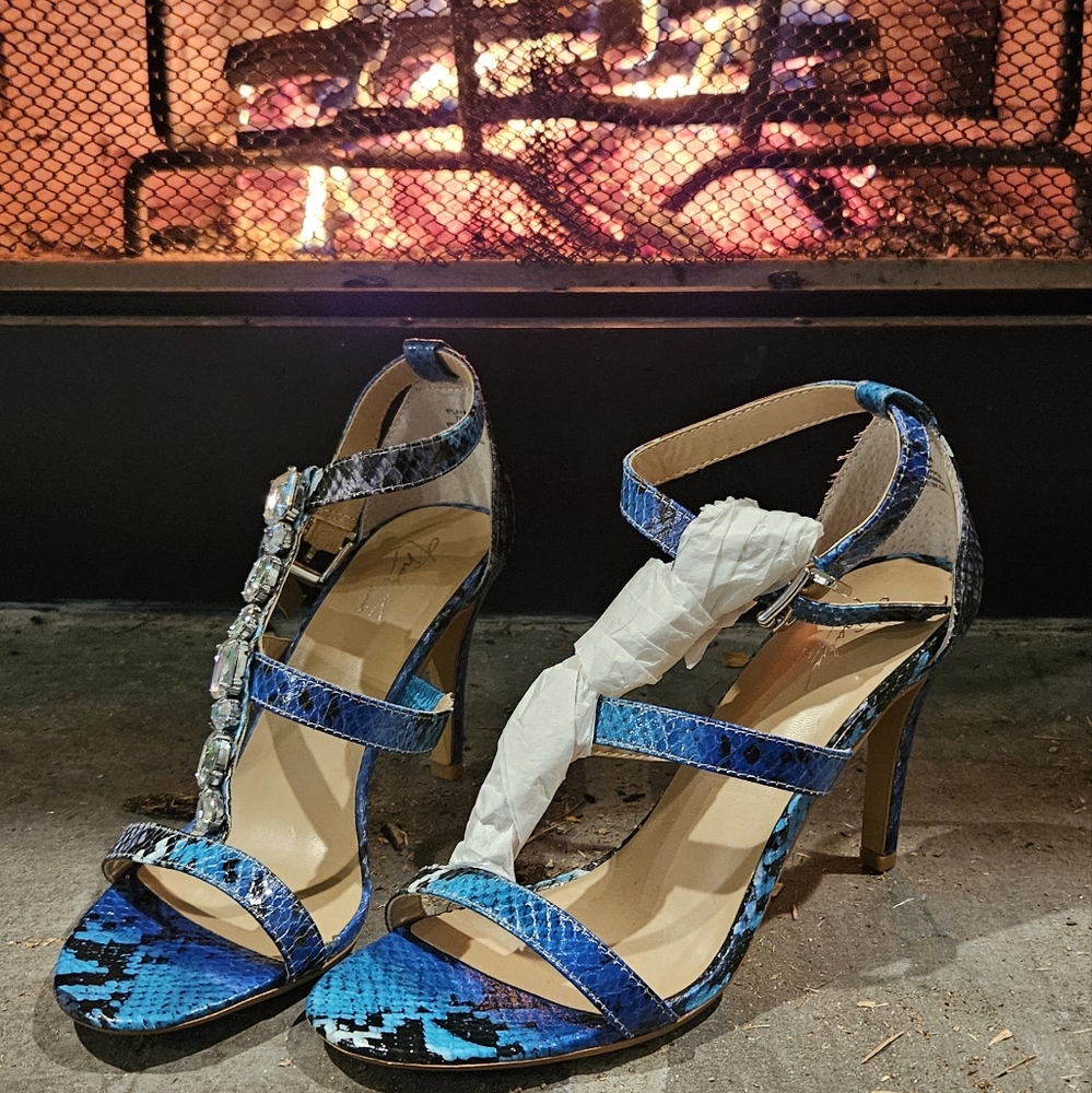NWOT Thalia Sodi Playa Mid Heel T-Strap Shoes